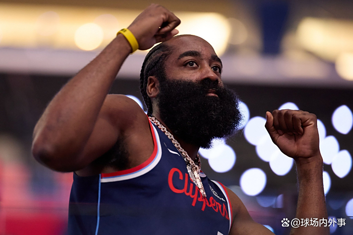 北京一球迷比赛中冲入球场拥抱梅西 北京一球迷比赛中冲入球场拥抱梅西